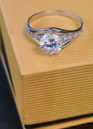 Золоте кольцо 585 проби з цирконієм