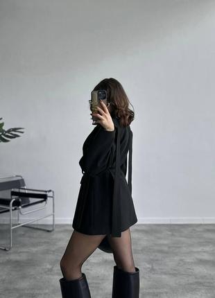 Платье пиджак мини с объемными полосками на плечах рукавах платье короткая белая черная коричневая бежевая на запах с поясом на талии трендовая стильная4 фото