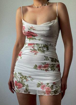 Нежные платья на тонких бретелях с цветочным принтом1 фото
