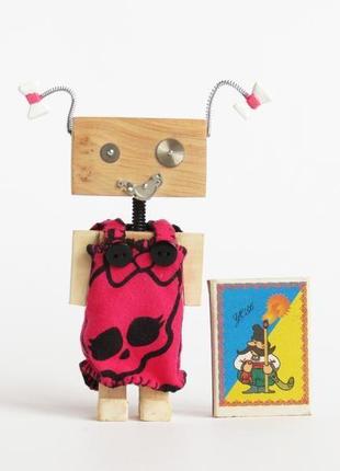 Дерев'яний робот дівчинка "еммі".дерев'яна статуетка.2 фото