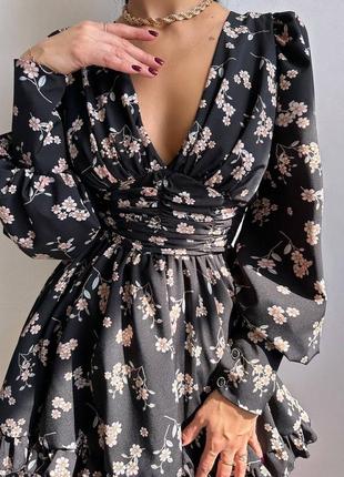 Платье с пышной юбкой и рюшами открытой спиной в цветочный принт