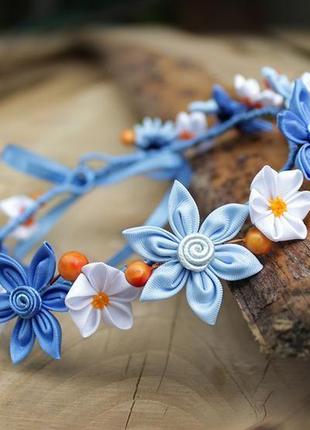 Синій вінок на голову для дівчинки з квітати і ягодами канзаши