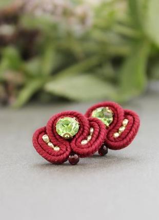 Невеликі червоні сережки цвяшки з зеленим каменем, сутажні прикраси на кожен день5 фото