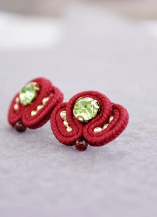Невеликі червоні сережки цвяшки з зеленим каменем, сутажні прикраси на кожен день4 фото