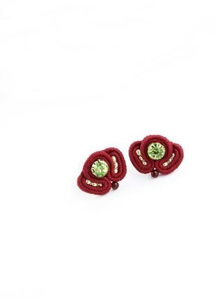 Невеликі червоні сережки цвяшки з зеленим каменем, сутажні прикраси на кожен день2 фото