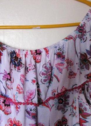 Блуза у квітковий принт із воланом2 фото