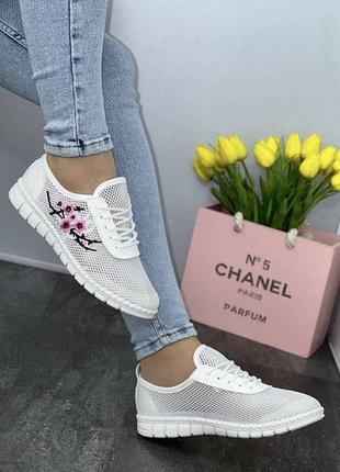 Кросівки жіночі білі з квітками
38, 392 фото