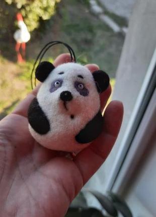 Панда брелок из шерсти валяный1 фото