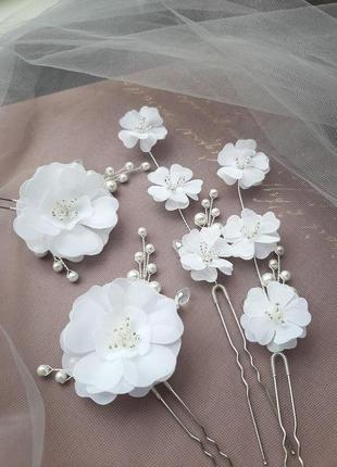 Свадебные шпильки с цветами из шифона8 фото