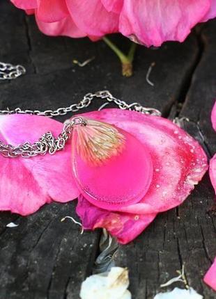 Цветочные розовые подвески с каштаном и ёлочными иголками из ювелирной смолы, розовый кулон6 фото