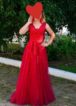 Червона сукня зі шлейфом і відкритою спиною1 фото