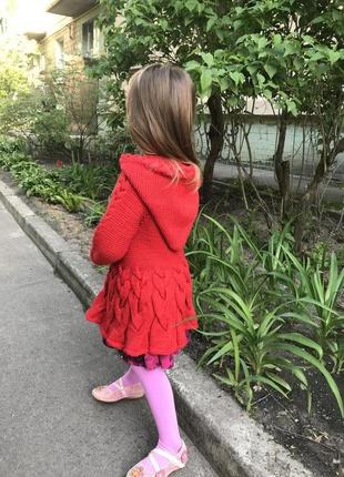 Пальто з капюшоном і ґудзиками, червоного кольору, в'язаний одяг для дівчинки 2-3 років.2 фото