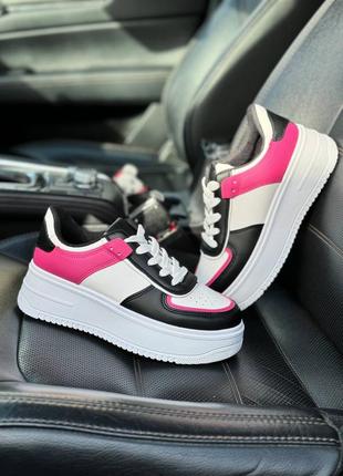 Женские кроссовки на высокой подошве из эко кожи розового цвета5 фото