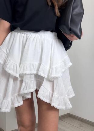 Трендовая белая юбка на резинке с рюшами1 фото