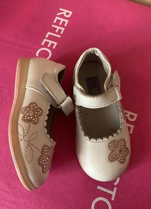 Святкові шкіряні туфлі на дівчинку 21розмір (на 1 рік)