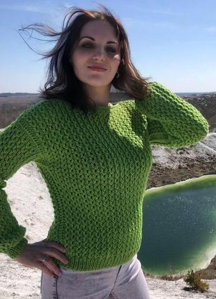 Свитер женский вязаный.