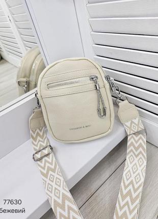 Женская стильная и качественная небольшая сумка из эко кожи бежевая6 фото