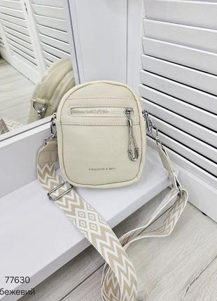 Женская стильная и качественная небольшая сумка из эко кожи бежевая3 фото