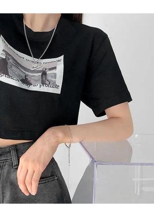 Топ. футболка, укорочена футболка, базова чорна футболка з малюнком по центру