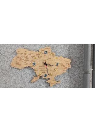 Дерев’яний годинник із гравіюванням мапи україни.3 фото