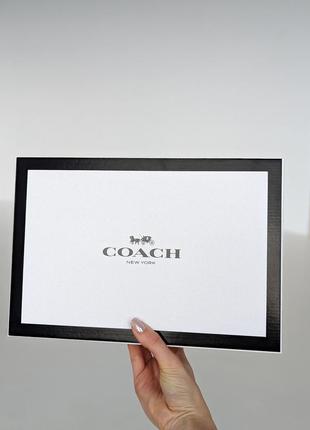 Коробка coach маленька є