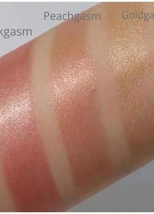 Румяна charlotte tilbury glowgasm beauty light wand - peachgasm, 12 ml5 фото