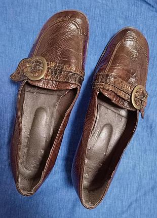 Дуже зручні туфлі-лофери з лакованої шкіри,39,5-40разм. польща