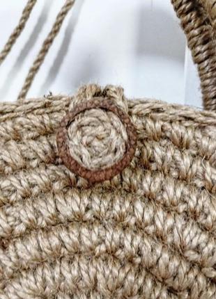 Круглая вязаная из джута сумка с пуговицей из жолудя4 фото