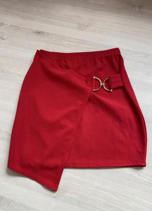Актуальная юбка мини, с пряжкой, стильная, модная, яркая, трендовая3 фото