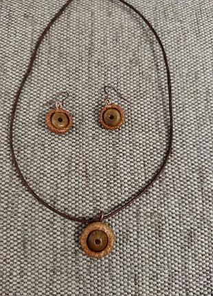 Набор женских украшений ( кулон и серьги ). дерево.