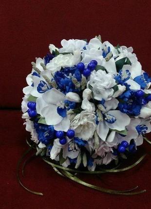 Свадебный букет-дублер из орхидей белый с синим1 фото