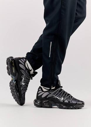 Мужские кроссовки в стиле nike air max plus utility найк / демисезонные / весенние, летние, осенние / обувь / кожа, текстиль / белые, черные, серые5 фото