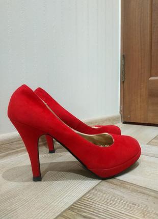 Красные туфли на среднем каблуке2 фото