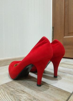 Красные туфли на среднем каблуке3 фото
