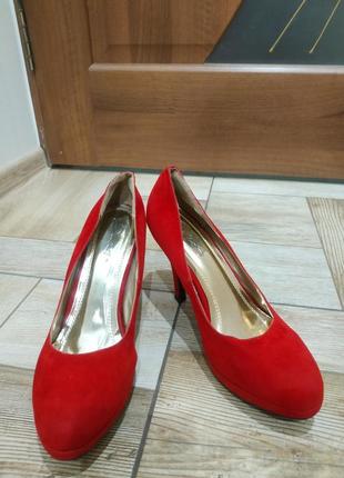 Красные туфли на среднем каблуке4 фото