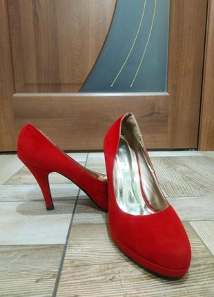 Красные туфли на среднем каблуке5 фото