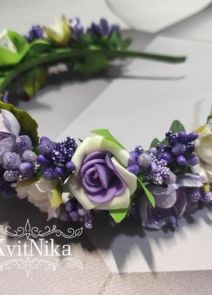 Яскравий віночок з трояндами у фіолетовому кольорі1 фото