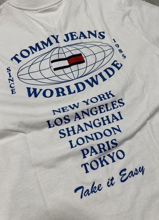 Футболка tommy jeans take it easy worldwide logo t-shirt9 фото