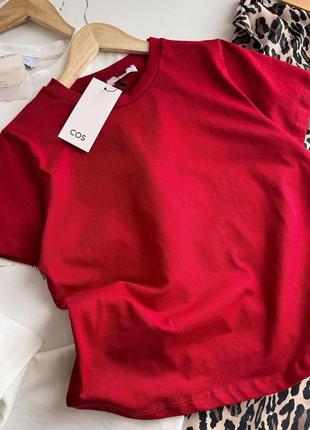 Базовая женская однотонная футболка в стиле cos, красная футболка1 фото