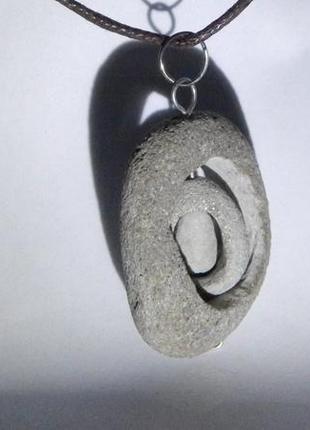Кулон из речного камня в виде концентрических овалов, опоясанных проволокой3 фото