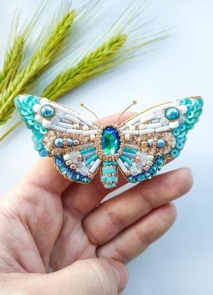 Брошь из бисера и бусин мотылек