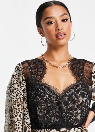 Мягкое платье мини с плиссированной юбкой asos design petite с натуральным животным принтом и кружевом с ресницами4 фото