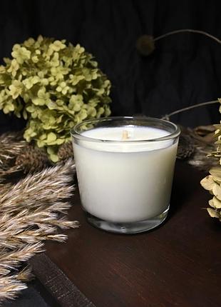 Ароматична свічка в скляному підсвічнику з соєвого воску з бавовняним гнотом