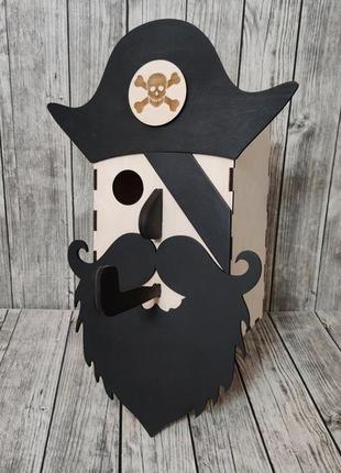 Скворечник в виде пирата. трубка выполняет роль жердочки. оригинальный подарок...