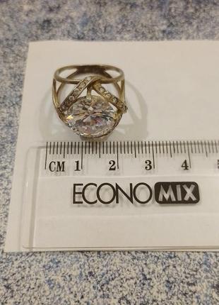 Элегантное серебряное кольцо с большим сияющим камнем.5 фото