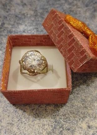 Элегантное серебряное кольцо с большим сияющим камнем.2 фото