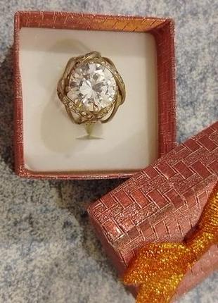 Элегантное серебряное кольцо с большим сияющим камнем.3 фото