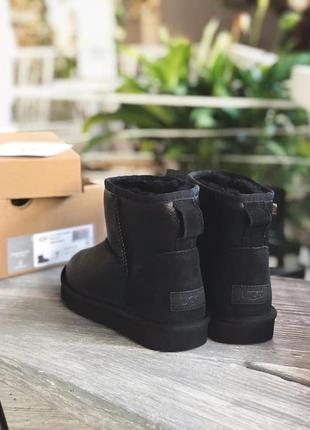 Ugg classic mini bomber зимові жіночі чоботи в чорному кольорі3 фото