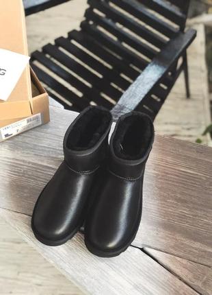 Ugg classic mini bomber зимові жіночі чоботи в чорному кольорі8 фото