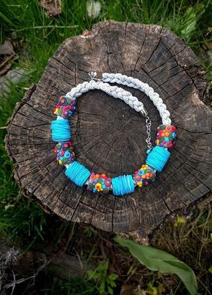 Яскраві етнічні намиста в стилі бохо.
